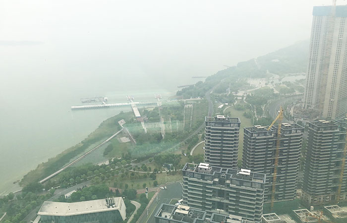 恒力集團蘇州灣中心機房浮筑地臺施工選用金諾橡膠減振器案例！