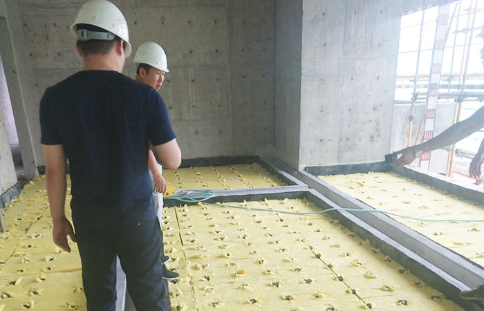 恒力集團蘇州灣中心機房浮筑地臺施工選用金諾橡膠減振器案例！